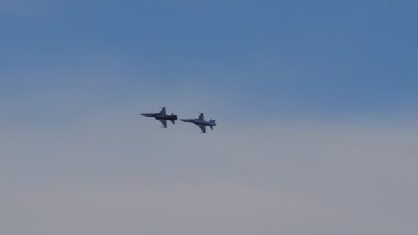 Paar Kampfflugzeuge Flug Mit Hoher Geschwindigkeit Einer Sehr Engen Formation — Stockvideo