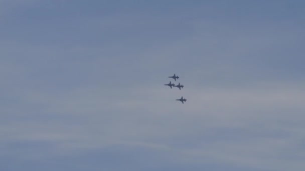 由四架喷气式战斗机组成的小组用白烟做了一个环线 瑞士空军瑞士巡逻队的Northrop Tiger Axalp射击场瑞士航展 — 图库视频影像