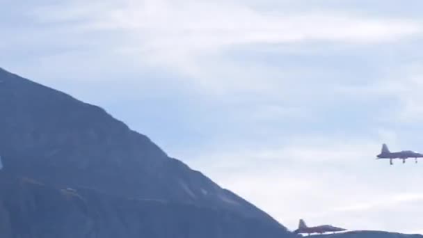 Samolot Odizolowany Odrzutowiec Przecina Dymy Swojego Zespołu Akrobatycznego Opuszczonym Podwoziem — Wideo stockowe