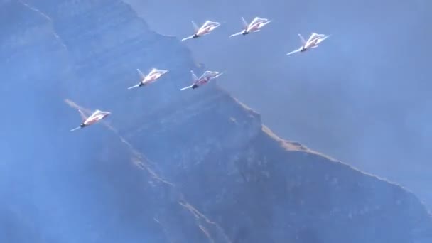 Zespół Akrobatyczny Sześciu Szybkich Samolotów Odrzutowych Wąskiej Formacji Górskiej Dolinie — Wideo stockowe