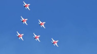 Muhteşem hava kuvvetleri akrobatik takımı mavi gökyüzünde sergileniyor. İş arkadaşları arasındaki güven kavramı. İsviçre Hava Kuvvetleri Patrouille Suisse 'den Northrop F-5E Tiger II. Axalp İsviçre