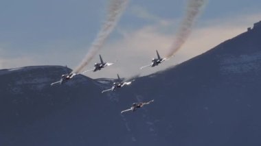 Dar bir Alp Vadisi 'nde savaş uçakları inanılmaz hızlı uçuyor. İsviçre Hava Kuvvetleri Patrouille Suisse 'den Northrop F-5 Tiger II. Axalp Hava Gösterisi İsviçre