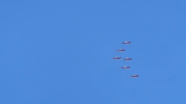 Rychlá Vojenská Letadla Červené Bílé Barvě Švýcarské Vlajky Vznášející Formaci — Stock video