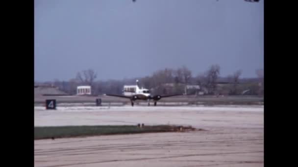 Zweimotorige Propellerflugzeuge Der Air Force Rollen Auf Der Landebahn Des — Stockvideo