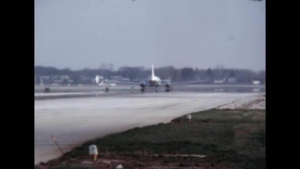 Vojenské Transportní Letadlo Amerického Námořního Letectva Pojíždějící Ranveji Convair 131 — Stock video