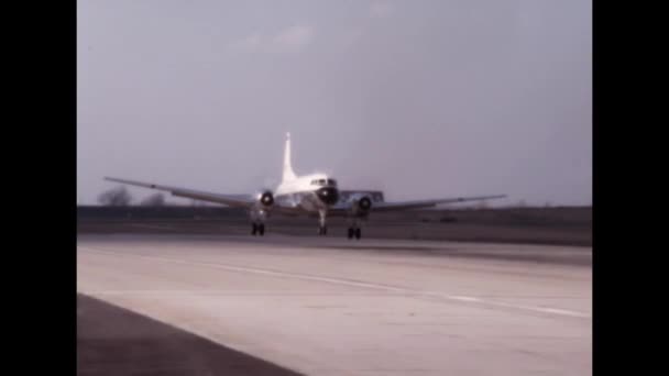 米国海軍の着陸のツインエンジンプロペラ乗客輸送機 ビデオの後のクローズアップ グレンビュー海軍航空基地におけるアメリカ海軍のC 131サマリタン1970年5月 — ストック動画