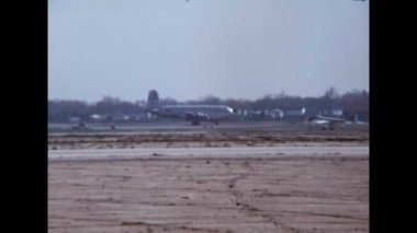 Kalkış için pistte radyal motorları ve metalik gri çizgileri olan dört motorlu büyük bir nakliye uçağı var. 1960 'ların klasik görüntüleri. Douglas C-124 Birleşik Globemaster II
