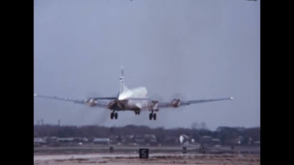 Büyük Pervane Nakliye Uçakları Kalkıyor Soğuk Savaş Döneminin Arşiv Videosu — Stok video