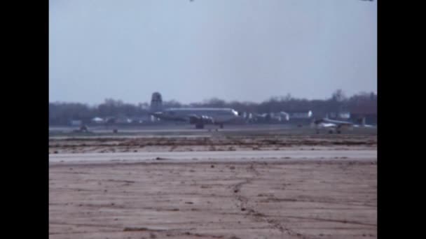 離陸のために滑走路に放射状のエンジンと金属灰色のラインを持つ大型4エンジンプロペラ駆動の輸送機 1960年代のヴィンテージ映像 ダグラスC 124グローバルマスターIi — ストック動画