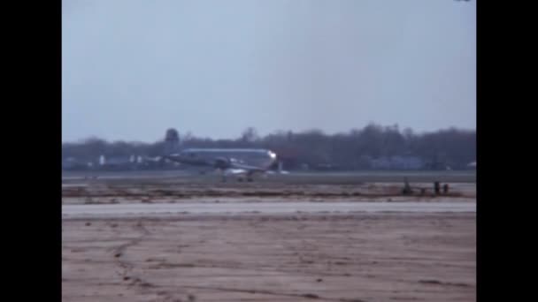 Enorme Metalen Grijze Propeller Vrachtvliegtuig Uit Jaren Langzaam Taxiën Baan — Stockvideo