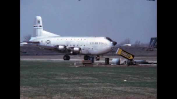 Usaf Zware Vrachtvliegtuig Van 1950 1960 Taxiën Militaire Luchthaven Start — Stockvideo