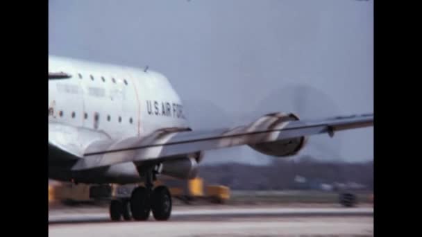 Βαρύ Και Τεράστιο Φορτηγό Αεροπλάνο Μεταφοράς Του Ψυχρού Πολέμου Απογειώνεται — Αρχείο Βίντεο
