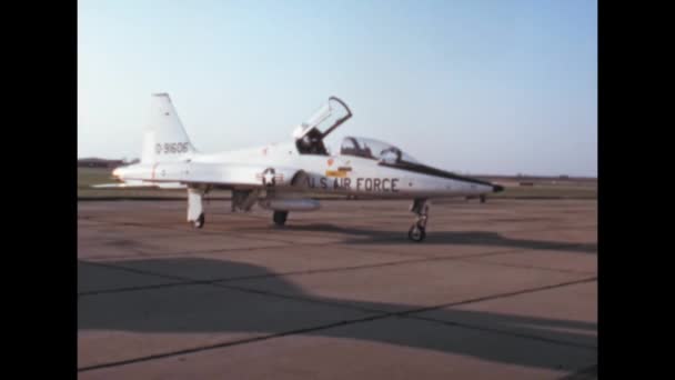 Dvoumístný Vojenský Letoun Používaný Výcviku Pilotů Zaparkovaných Otevřenou Stříškou Vysoce — Stock video