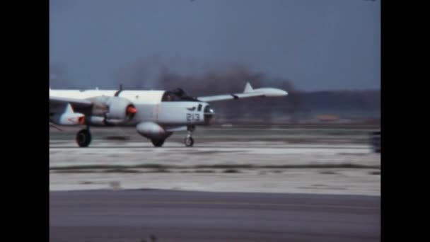 一架军用侦察机着陆的老旧原始录像 美国海军洛克希德P 2海王星海上巡逻和反潜战Asw飞机在Glenview海军基地 — 图库视频影像