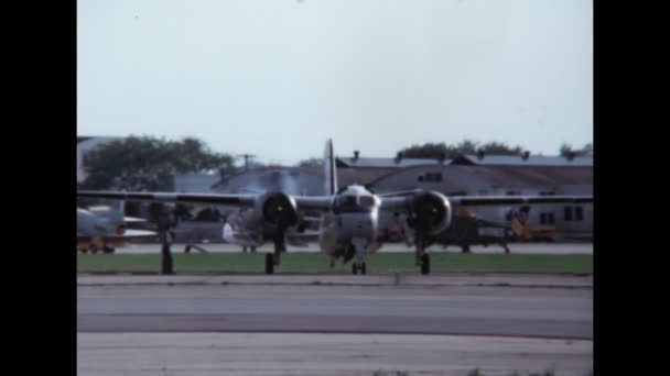Eski Bir Donanma Uçağı Piston Radyal Motorlarını Kalkış Için Isıtıyor — Stok video