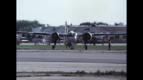 離陸準備のための海軍航空機 グラマンS 2グレンビュー海軍航空基地のアメリカ海軍のトラッカー1970年5月 高品質冷戦のアーカイブ映像が復元されました — ストック動画