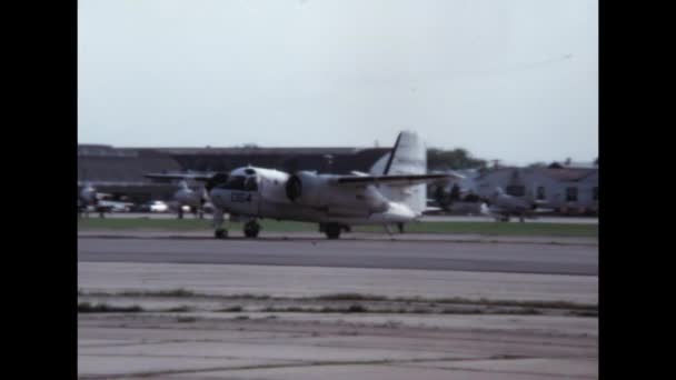 Vintage Propeller Flygplan Som Används För Sjöövervakning Taxning Militära Flygplats — Stockvideo