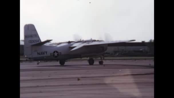 20世纪70年代美国海军历史上的海上巡逻飞机起飞 1970年5月 美国海军在伊利诺伊州Glenview海军航空站的Grumman 2跟踪器 高质量的冷战历史录像 — 图库视频影像
