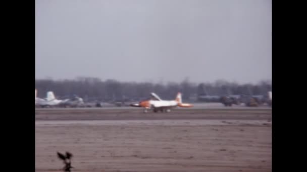 Düsenflugzeuge Der Navy Auf Einem Militärflughafen Während Des Kalten Krieges — Stockvideo