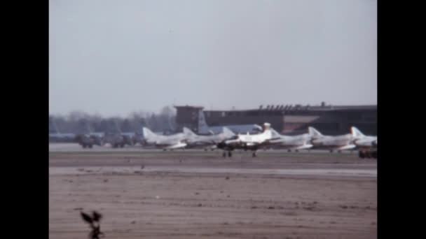 停放在一个军用机场的军用喷气式战斗机在冷战时期恢复了原来的画面 洛克希德T 33在伊利诺伊州格伦维海军航空站的美国海军流星亚音速喷气式训练机 — 图库视频影像