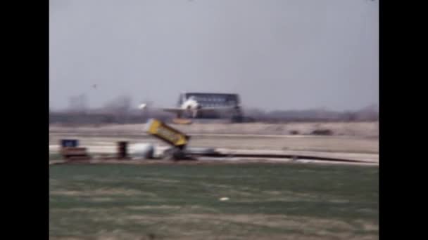 洛克希德T 33流星亚音速喷气式战斗机训练师 美国海军1970年代在伊利诺伊州格伦维海军航空站着陆 恢复历史录像 — 图库视频影像