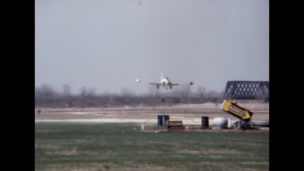軍用飛行場に着陸するジェット練習機 ロッキードT 1970年代にイリノイ州グレンビュー海軍航空基地でアメリカ海軍の副音速ジェット練習機を撮影 復元された歴史的ビデオ — ストック動画