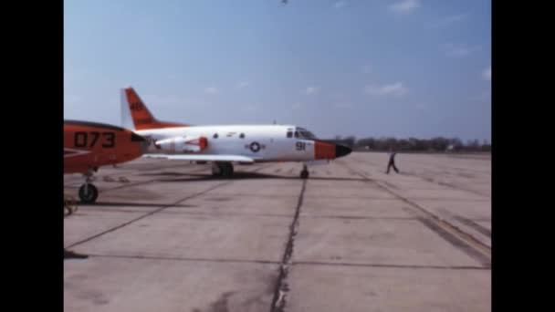 アメリカ海軍の赤い白い色のビジネスジェットが駐車場から移動します ノース アメリカン セイバーライナー North American Sabreliner 1970年5月にイリノイ州グレンビュー海軍航空基地で行われたアメリカ海軍の中型豪華ジェット — ストック動画