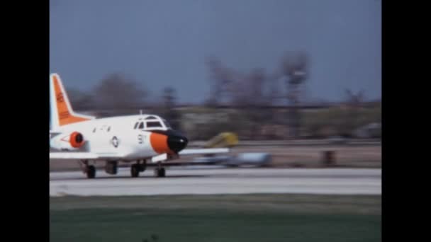 ヴィップの乗客高級ジェットはヴィンテージビデオで離陸します 白と赤の高視認性塗料 アメリカ海軍が軍用パイロットやレーダーシステムに使用する北アメリカのセイバーライナービジネスジェット — ストック動画