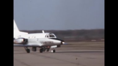 Kaliteli askeri yolcu taşımacılığı ve antrenör jeti inişleri. Kuzey Amerika Sabreliner T-39A ABD Hava Kuvvetleri Hava Kuvvetleri 'nin askeri pilot yeterlilik eğitimcisi ve hizmet nakliye jeti