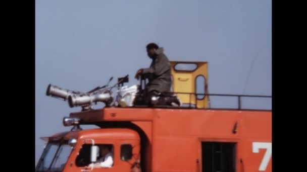 Vigili Del Fuoco Seduti Cannoni Fuoco Camion Campo Aviazione Militare — Video Stock