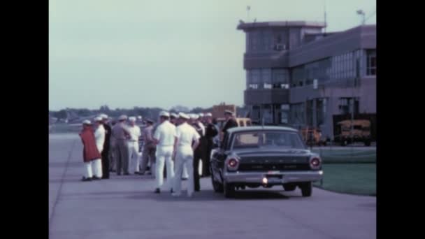 アメリカ海軍の士官は任務から戻った後に妻と家族に会う グレンビュー海軍航空基地イリノイUsa 冷戦アーカイブ軍事ビデオが復元されました — ストック動画