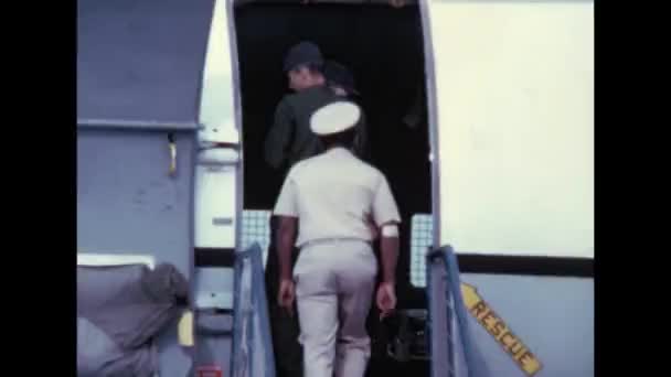 Oficerowie Marynarki Witają Żony Przed Wyruszeniem Misję Wojenną Stacja Glenview — Wideo stockowe