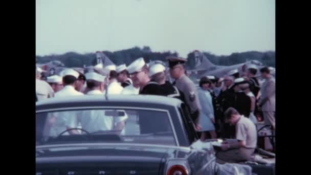 アメリカ海軍の水兵は軍用空港の民間人と一致している グレンビュー海軍航空基地イリノイUsa 冷戦1960年代軍事ヴィンテージビデオ復元 — ストック動画