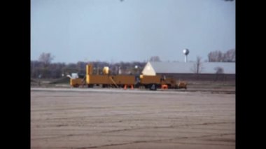 1960 'lardan kalma bir Amerikan askeri havaalanında radar. Glenview Donanma Hava Üssü Illinois ABD. Soğuk Savaş 1960 'lar 1970' lerin askeri klasik videosu restore edildi. 