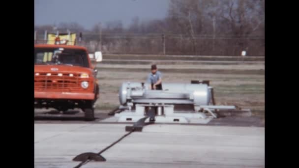 机场跑道上的逮捕装置的详细情况 当飞机在紧急情况下通过尾钩着陆时 用于减速的起落架或避雷器装置 Glenview海军航空站 — 图库视频影像