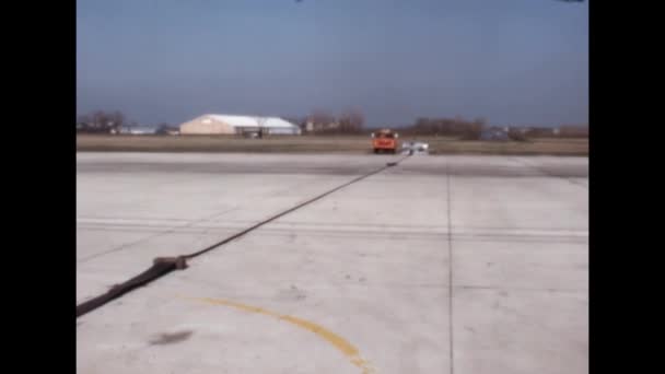 空港滑走路のギアシステムロープを逮捕 航空機が緊急時にはテールフックで着陸する際に減速するシステムです グレンビュー海軍航空基地イリノイ州 — ストック動画