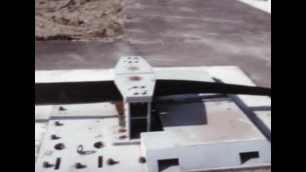 陆港机场在维修期间的避雷器齿轮系统的近景图像 用于在飞机紧急降落时通过尾钩减速的起落架或避雷器装置 — 图库视频影像