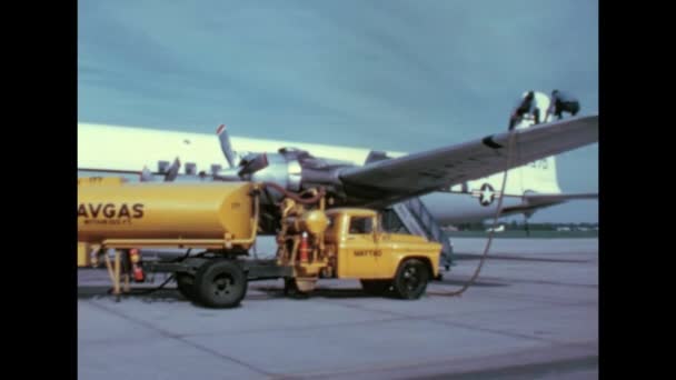 Avgas Palivo Cisternový Vůz Zaparkovaný Vedle Transportního Letadla Zatímco Mechanik — Stock video