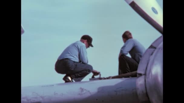 Zwei Mechaniker Die Auf Der Tragfläche Eines Propellertransporters Sitzen Betanken — Stockvideo