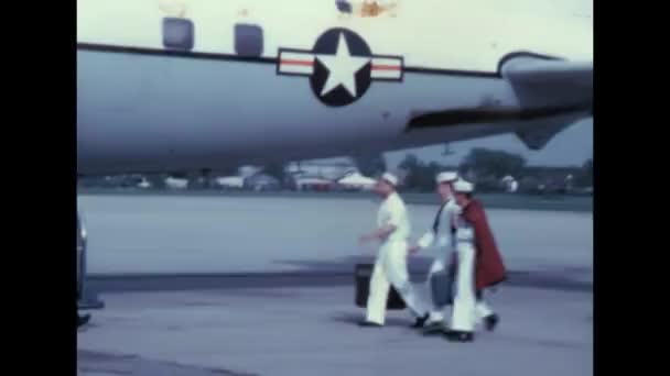 統一されたアメリカの船員はプロペラ駆動のレトロな旅客輸送機のはしごを登る ダグラスC 54アメリカ海軍のスカイマスターグレンビュー海軍航空基地イリノイ1970年5月 ノスタルジア — ストック動画