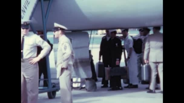 1970年代に旅客機に乗るのを待っていた米国の船員のグループ ダグラスC 54アメリカ海軍のスカイマスターグレンビュー海軍航空基地イリノイ1970年5月 冷戦のアーカイブ映像が復元された — ストック動画