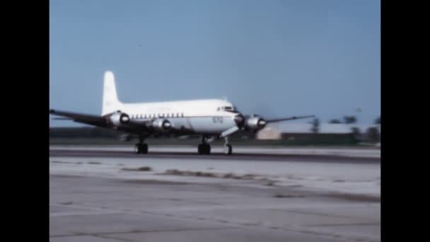Vintage Propeller Aangedreven Passagiersvliegtuig Opstijgen Douglas Skymaster Van United States — Stockvideo