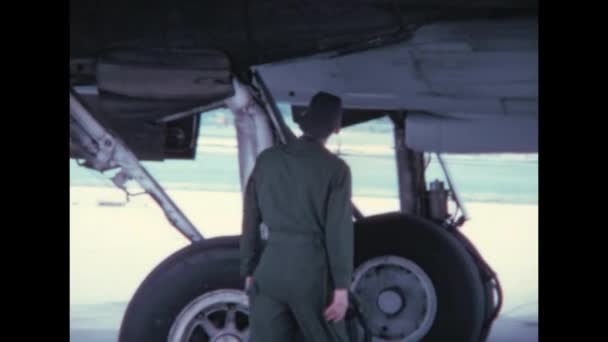 機械は1950年代の旅客機の着陸装置および車輪の安全点検を行う ダグラスC 54アメリカ海軍のスカイマスターグレンビュー海軍航空基地イリノイ1970年5月 冷戦時代の記録 — ストック動画