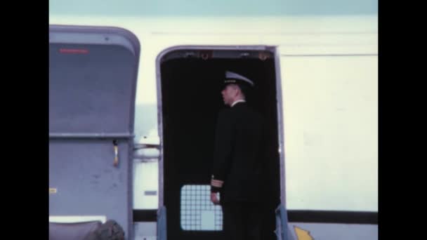 一名美国海军军官在检查一架客运飞机内部的特写镜头 从外部看 Douglas 1970年5月美国伊利诺斯州Glenview海军航空站空中船长 — 图库视频影像