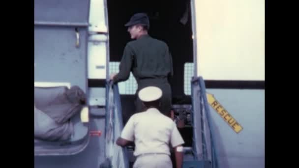 Механік Офіцер Вмс Сша Перевіряють Літак Перед Посадкою Пасажирів Douglas — стокове відео