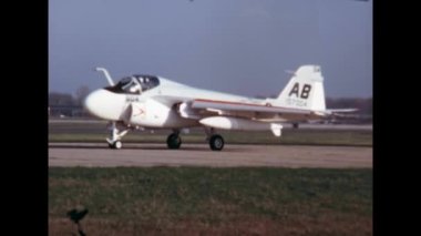 Birleşik Devletler Donanma Hava Kuvvetleri 'ne ait saldırı uçağı askeri havaalanı pistinde taksicilik yapıyor. Grumman A-6, Glenview Donanma Donanması 'nda Vietnam ve Körfez Savaşı' nda kullanılan her türlü hava saldırısı uçağı.