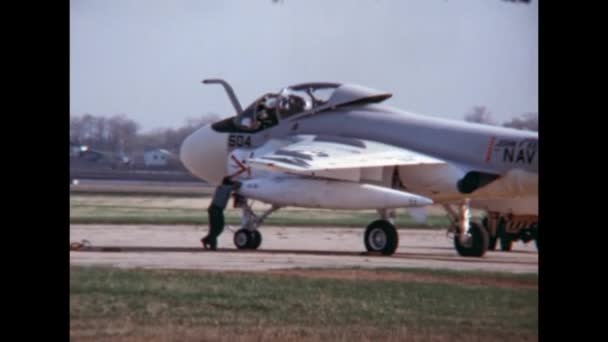 Αμερικάνικο Αεροσκάφος Επίγειων Επιθέσεων Σταθμευμένο Αναμμένες Μηχανές Αναμονή Απογείωσης Στρατιωτικοί — Αρχείο Βίντεο