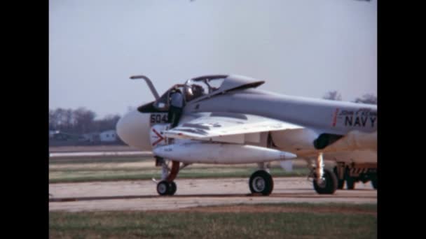 メカニックは離陸前にアメリカの冷戦爆撃機のジェットの軍事パイロットを支援します グラマンA 6グレンビュー海軍航空基地でベトナムと湾岸戦争で使用された全天候型攻撃機を侵入 — ストック動画