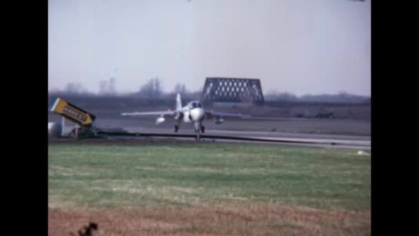 グラマンA 6アメリカ海軍の全天候型攻撃機を軍用飛行場滑走路から離陸させた 1970年代にグレンビュー海軍航空基地でベトナム戦争と湾岸戦争で使用された爆撃機NasイリノイUsa — ストック動画