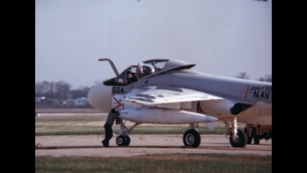 1970年代在美国伊利诺伊州格伦维海军航空站 Glenview Naval Air Station Nas Illinois Usa 的美国海军越战和海湾战争中使用的Grumman 6入侵者全天候攻击机 — 图库视频影像